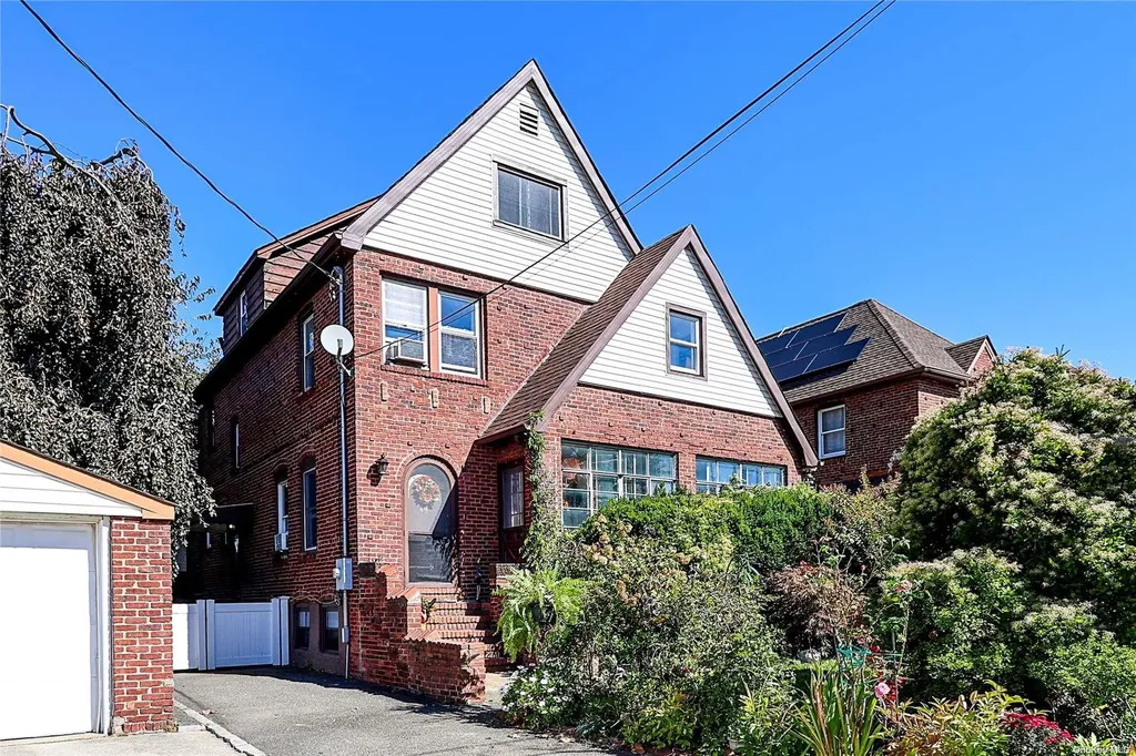 49 Trafalgar Square Lynbrook NY 11563