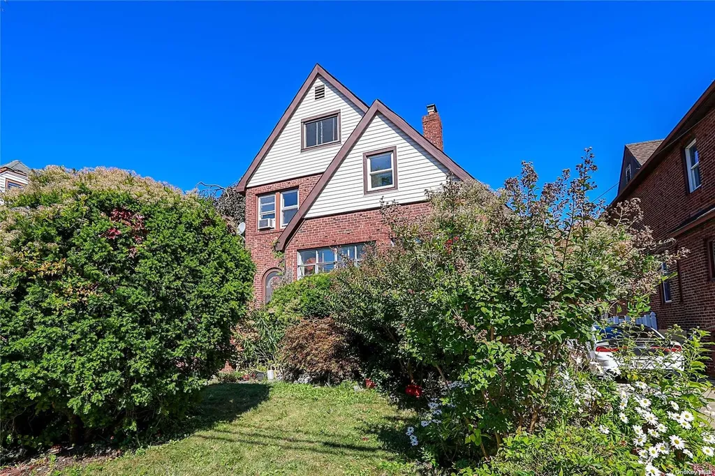 49 Trafalgar Square Lynbrook NY 11563