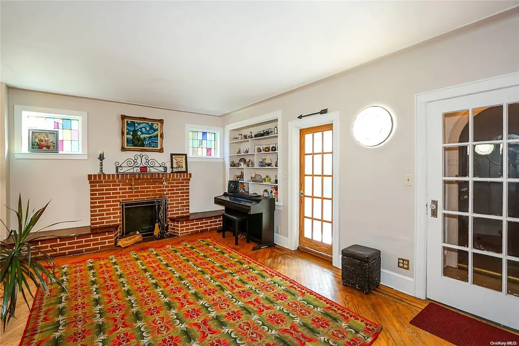 49 Trafalgar Square Lynbrook NY 11563