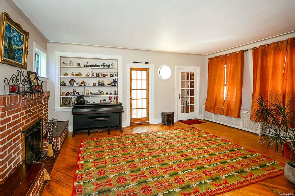 49 Trafalgar Square Lynbrook NY 11563