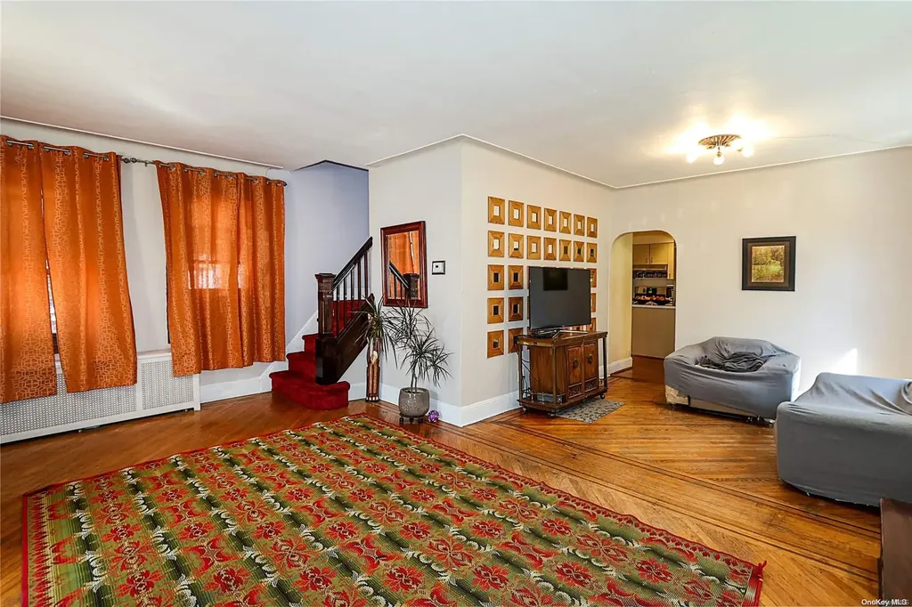 49 Trafalgar Square Lynbrook NY 11563