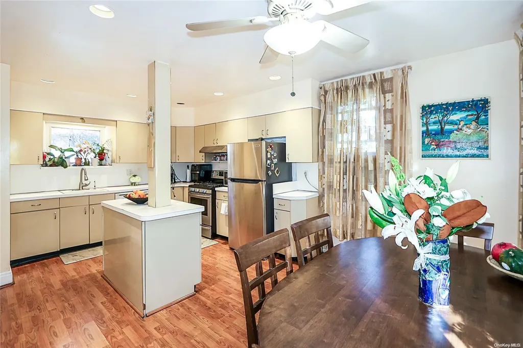 49 Trafalgar Square Lynbrook NY 11563