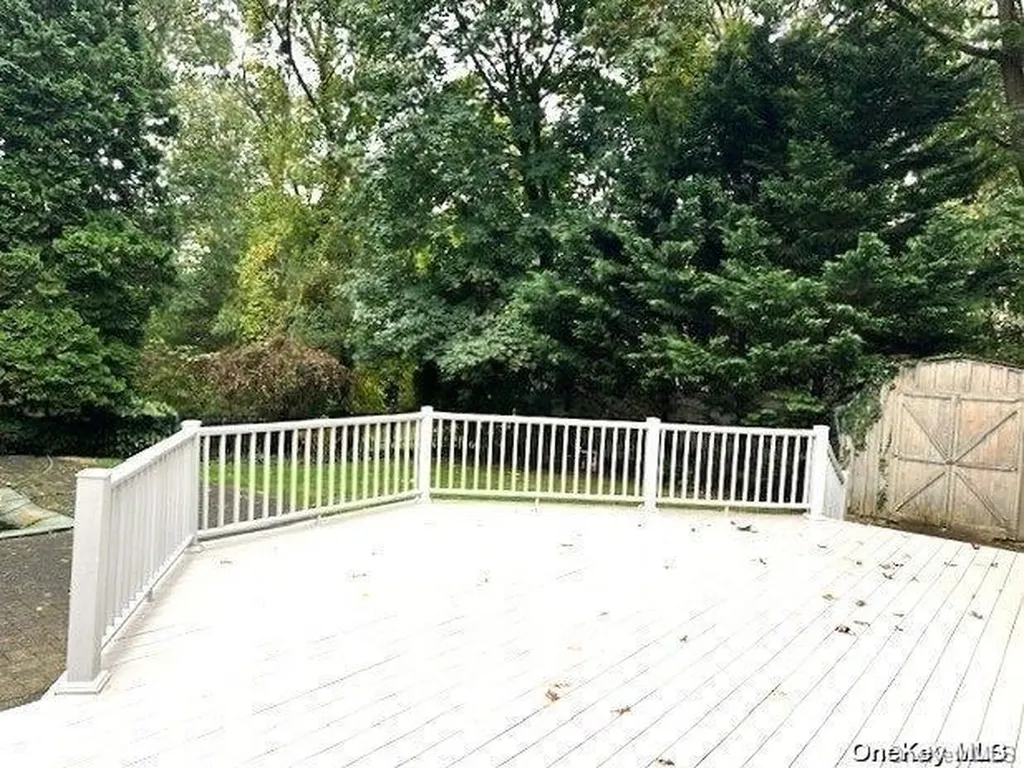 26 Hofstra Drive Plainview NY 11803