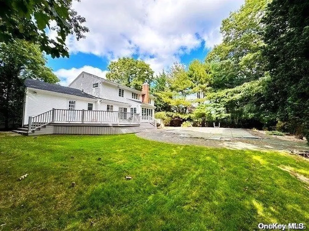26 Hofstra Drive Plainview NY 11803