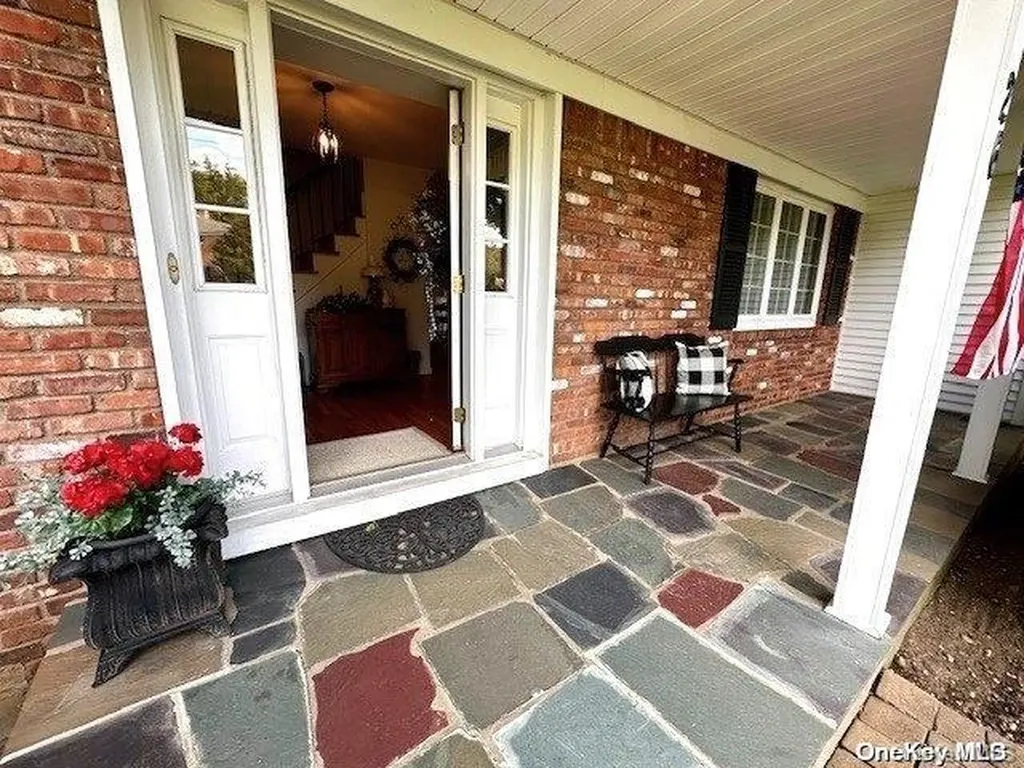 26 Hofstra Drive Plainview NY 11803