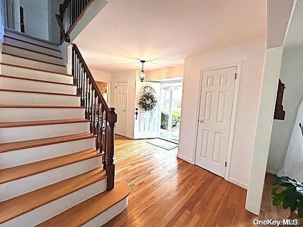 26 Hofstra Drive Plainview NY 11803