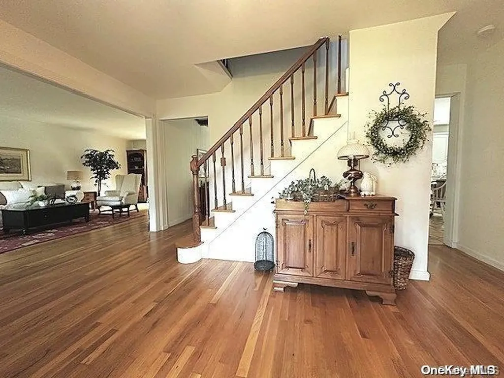 26 Hofstra Drive Plainview NY 11803