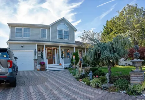 653 N Broome Avenue Lindenhurst NY 11757