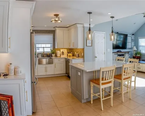 653 N Broome Avenue Lindenhurst NY 11757