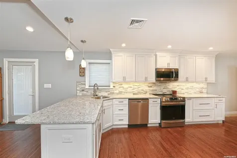 3 Pond Place Babylon NY 11702