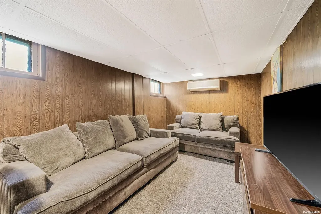 342 Lehrer Avenue Elmont NY 11003