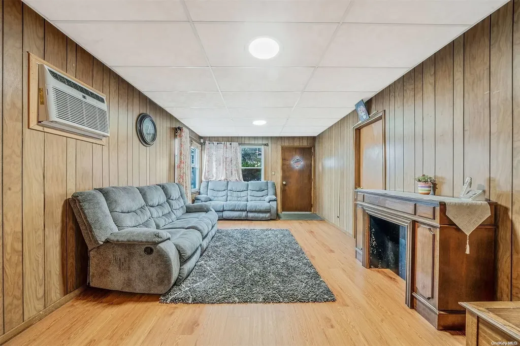 342 Lehrer Avenue Elmont NY 11003