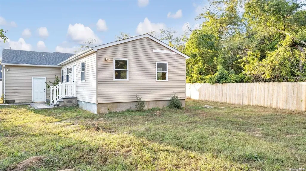 27 Sorrel Drive Shirley NY 11967