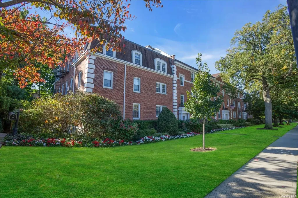 36 Hamilton Place Garden City NY 11530