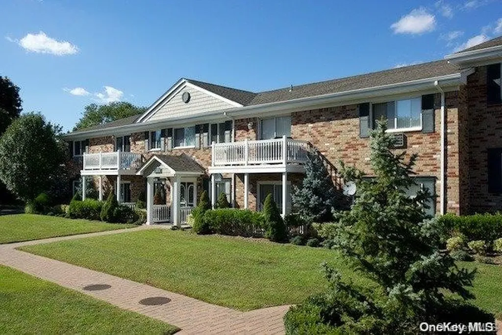 218 Lakeland Avenue Sayville NY 11782