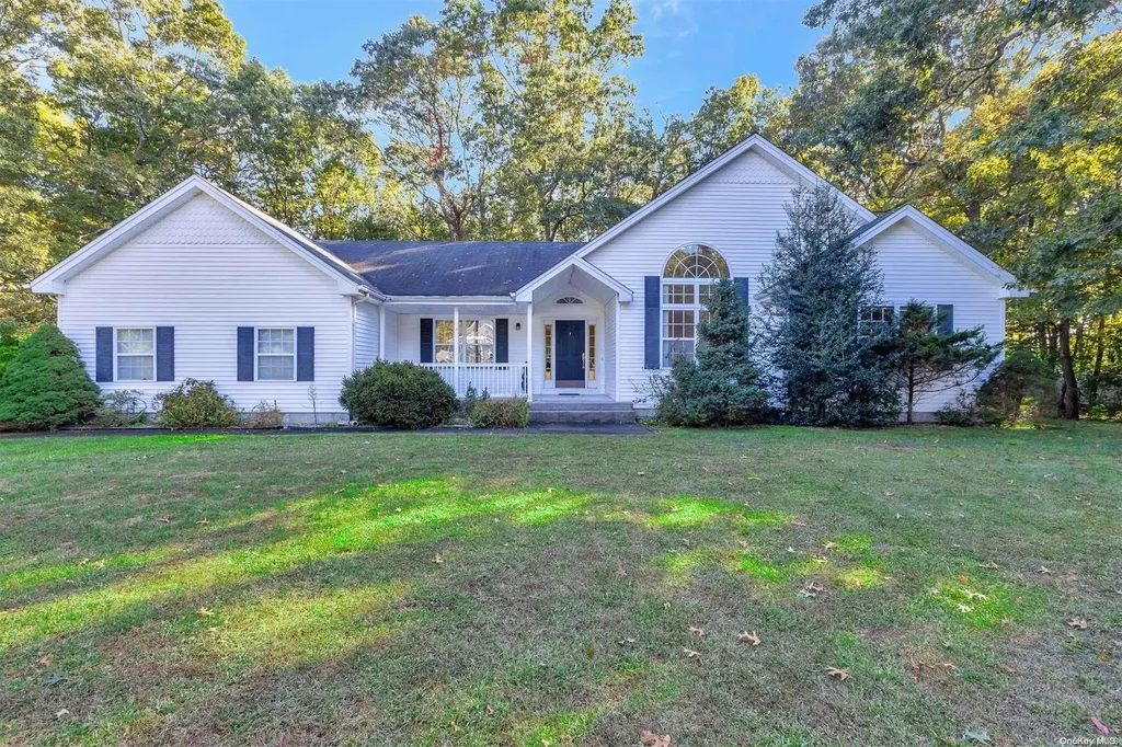 4 Katherine Path Middle Island NY 11953