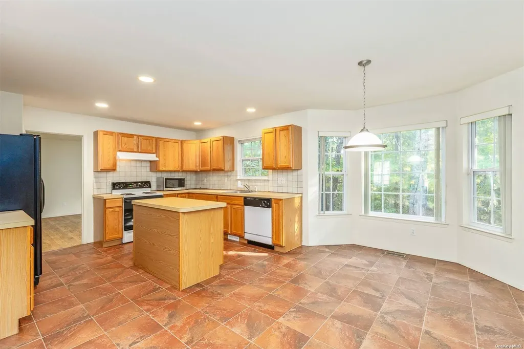 4 Katherine Path Middle Island NY 11953