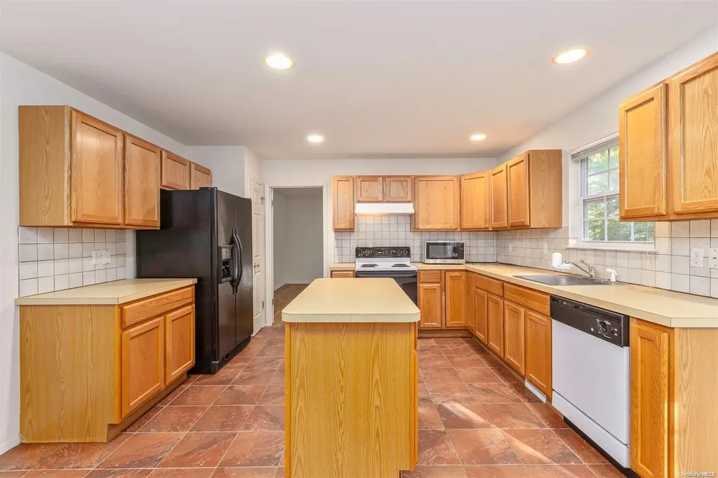 4 Katherine Path Middle Island NY 11953