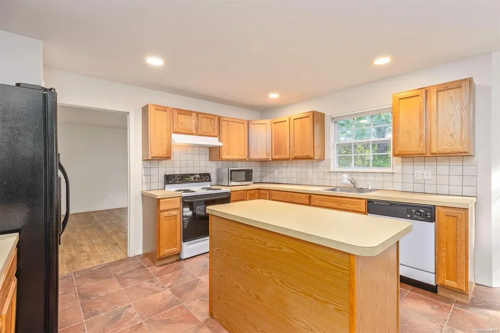 4 Katherine Path Middle Island NY 11953