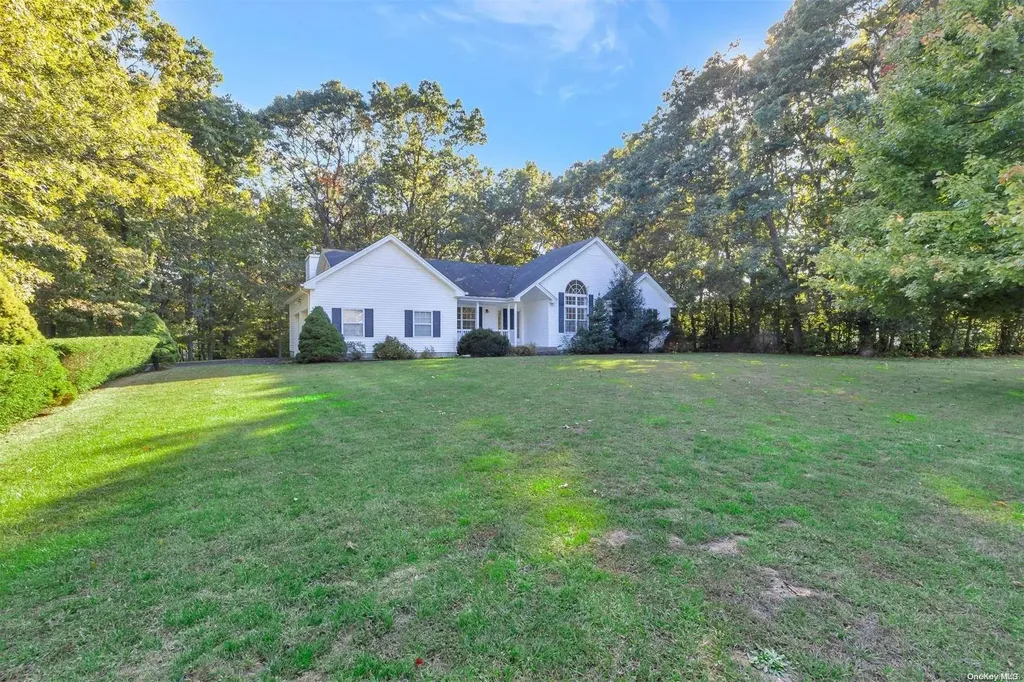 4 Katherine Path Middle Island NY 11953