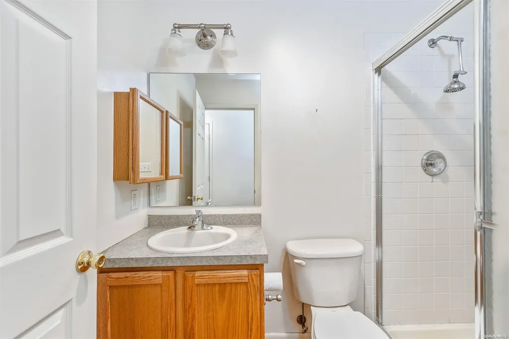 4 Katherine Path Middle Island NY 11953