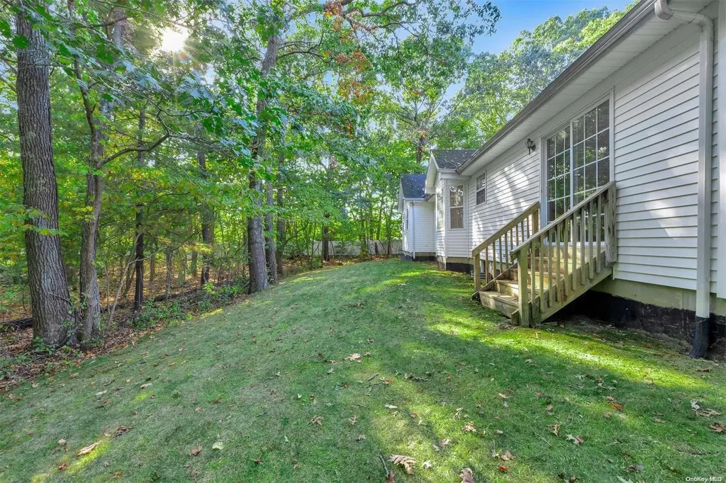 4 Katherine Path Middle Island NY 11953