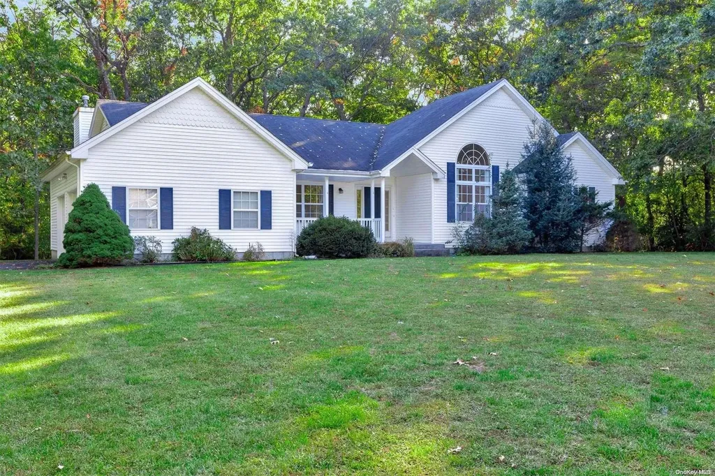 4 Katherine Path Middle Island NY 11953