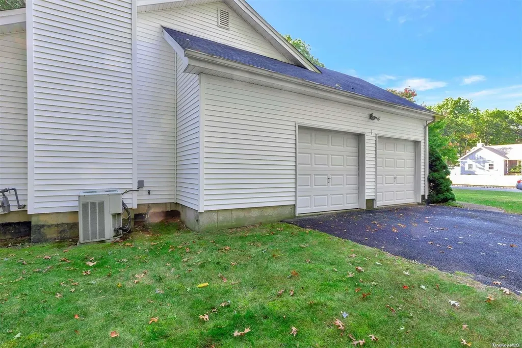4 Katherine Path Middle Island NY 11953