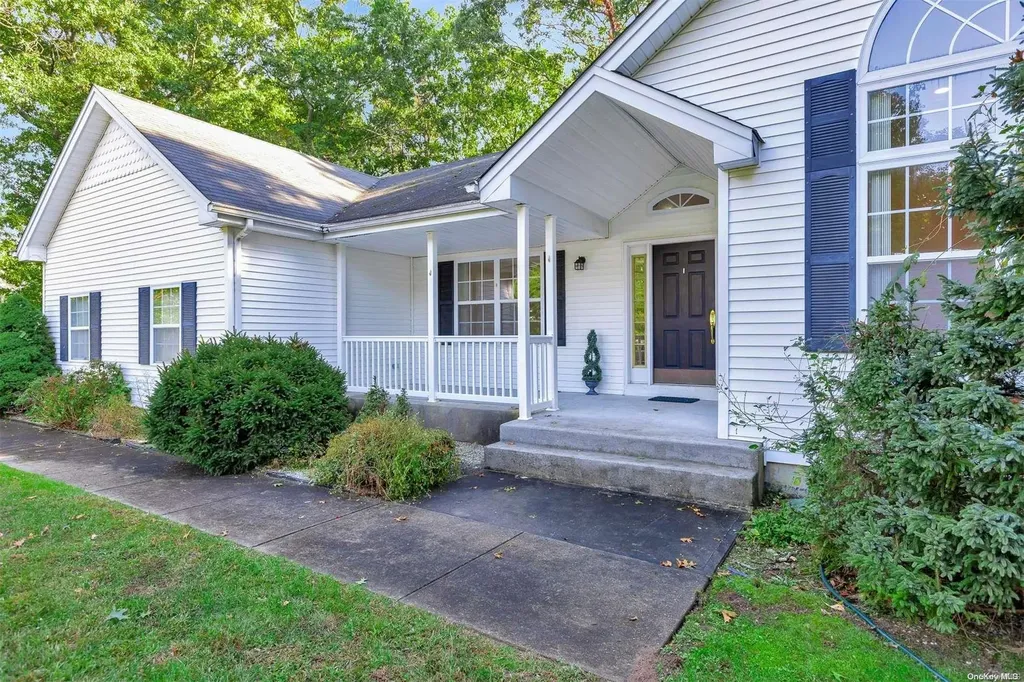 4 Katherine Path Middle Island NY 11953