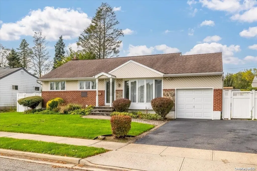 39 Kalda Lane Plainview NY 11803