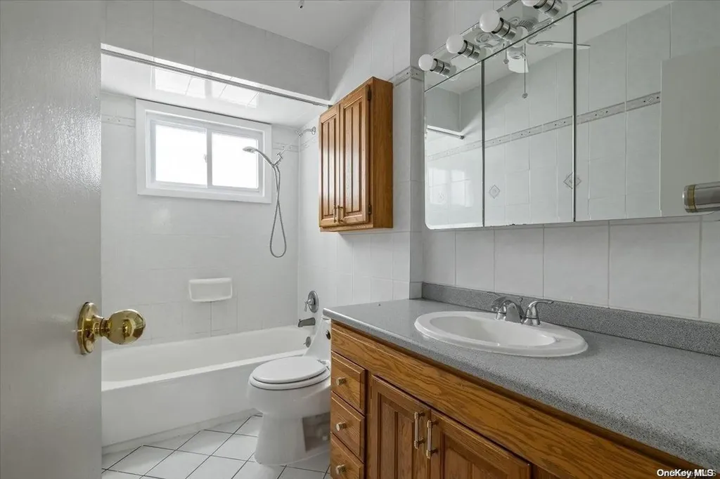 39 Kalda Lane Plainview NY 11803