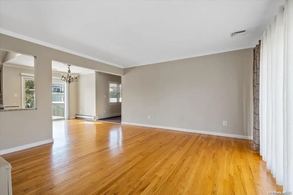 39 Kalda Lane Plainview NY 11803