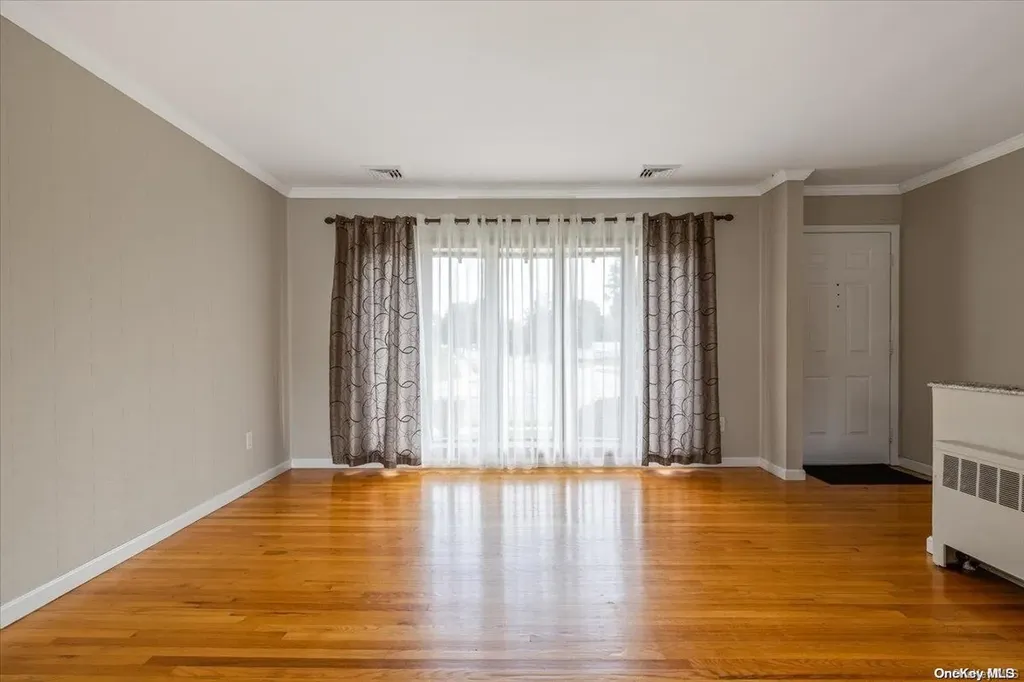 39 Kalda Lane Plainview NY 11803