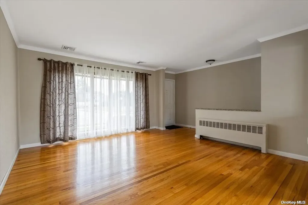 39 Kalda Lane Plainview NY 11803