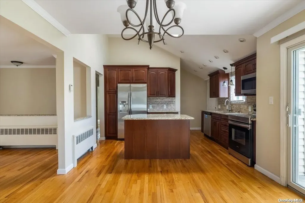 39 Kalda Lane Plainview NY 11803