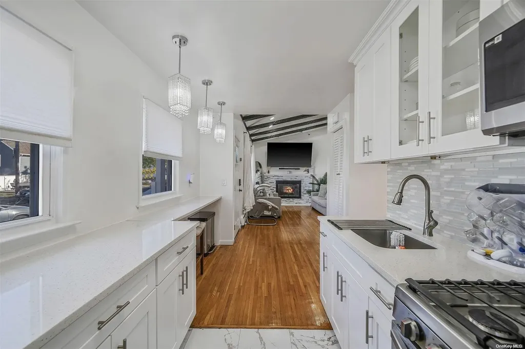 15 E Hampton Road Lindenhurst NY 11757