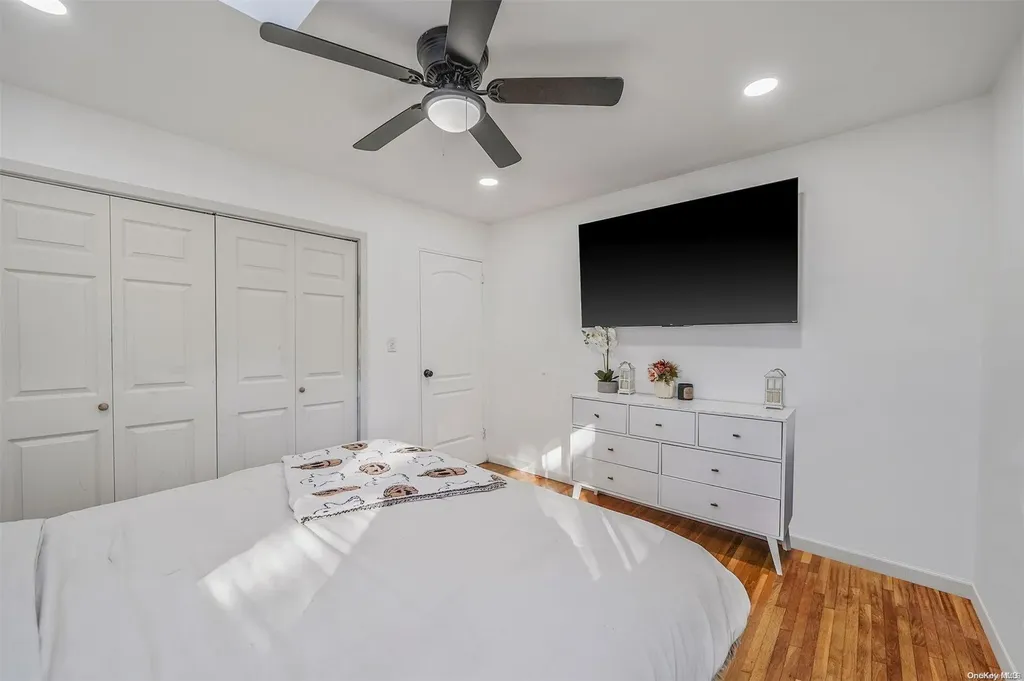 15 E Hampton Road Lindenhurst NY 11757