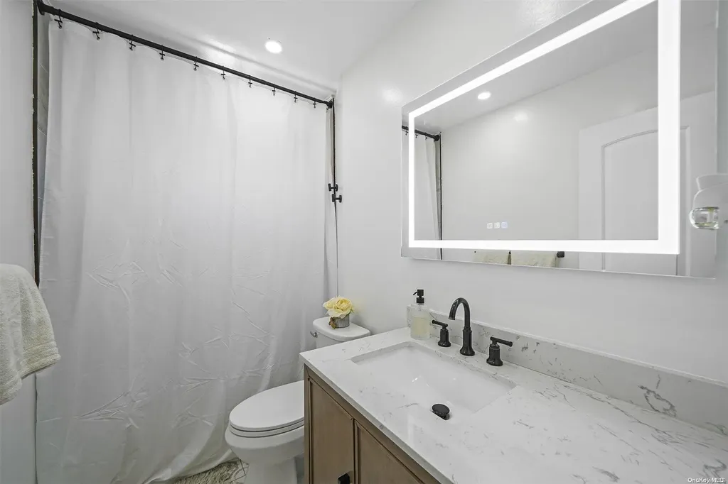 15 E Hampton Road Lindenhurst NY 11757