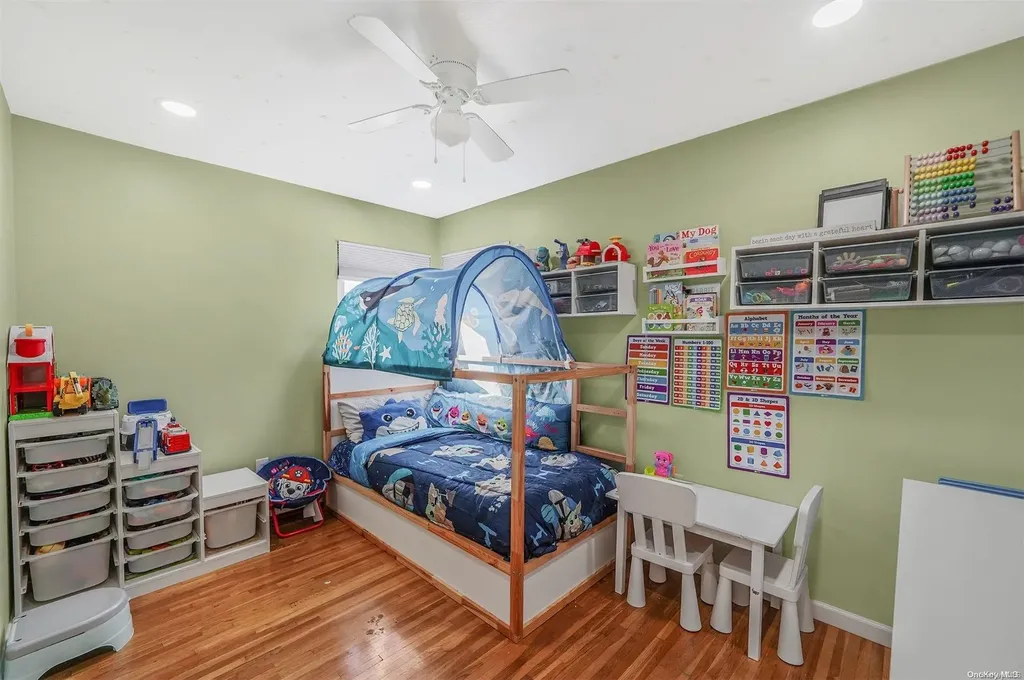 15 E Hampton Road Lindenhurst NY 11757