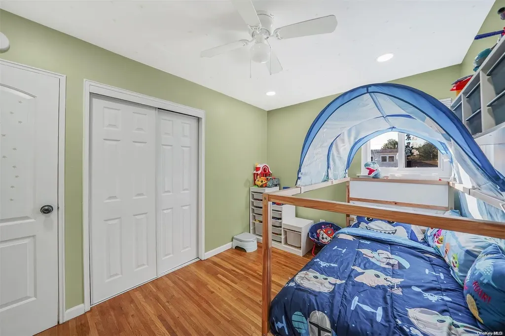 15 E Hampton Road Lindenhurst NY 11757