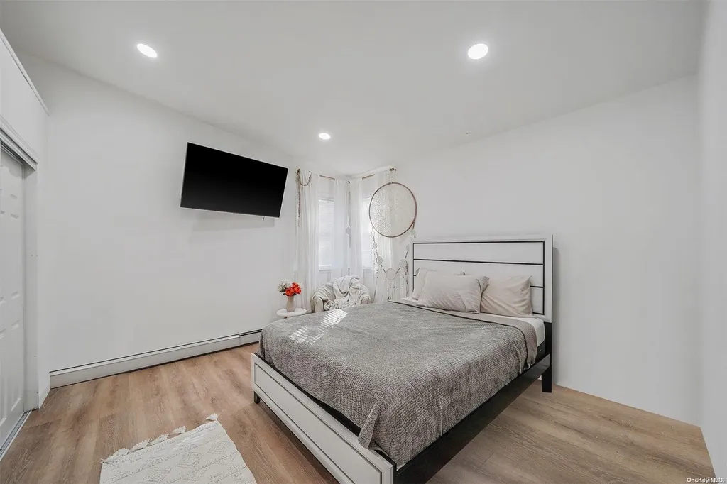 15 E Hampton Road Lindenhurst NY 11757