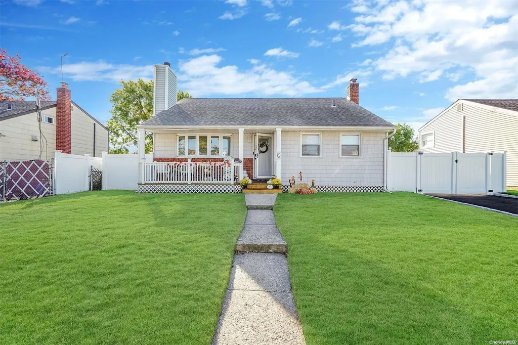 15 E Hampton Road Lindenhurst NY 11757