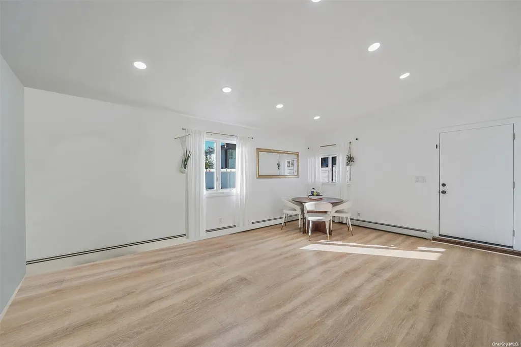 15 E Hampton Road Lindenhurst NY 11757