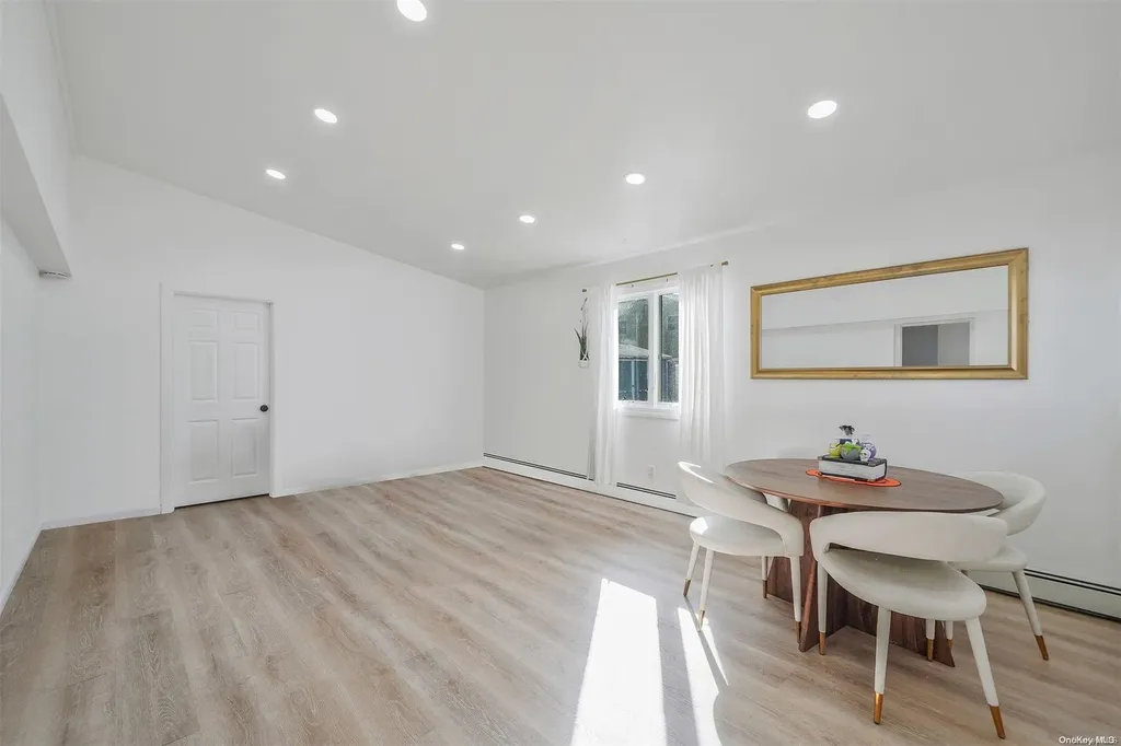 15 E Hampton Road Lindenhurst NY 11757