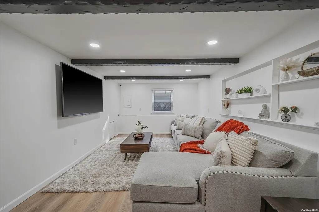 15 E Hampton Road Lindenhurst NY 11757