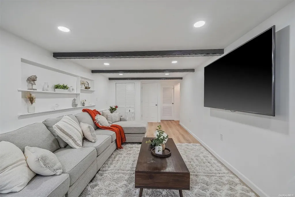 15 E Hampton Road Lindenhurst NY 11757