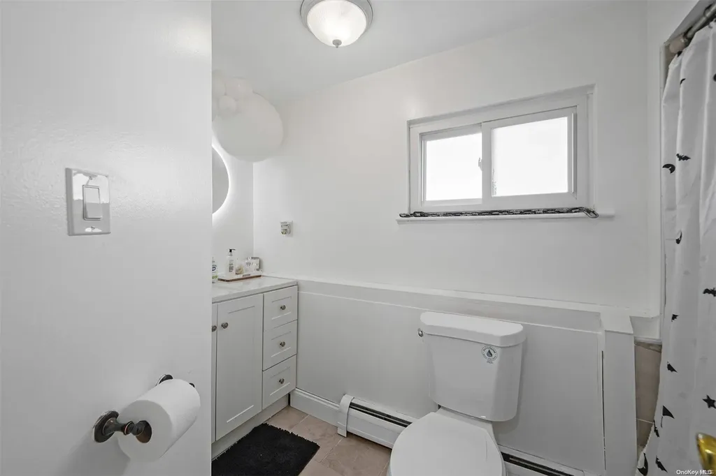 15 E Hampton Road Lindenhurst NY 11757