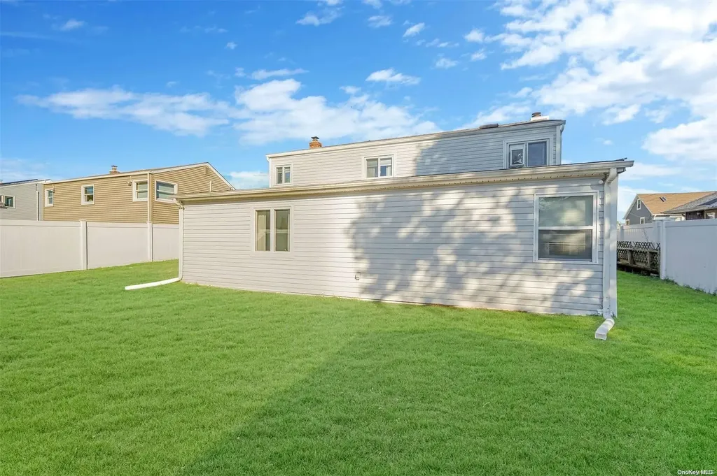 15 E Hampton Road Lindenhurst NY 11757