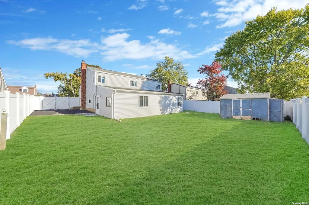 15 E Hampton Road Lindenhurst NY 11757
