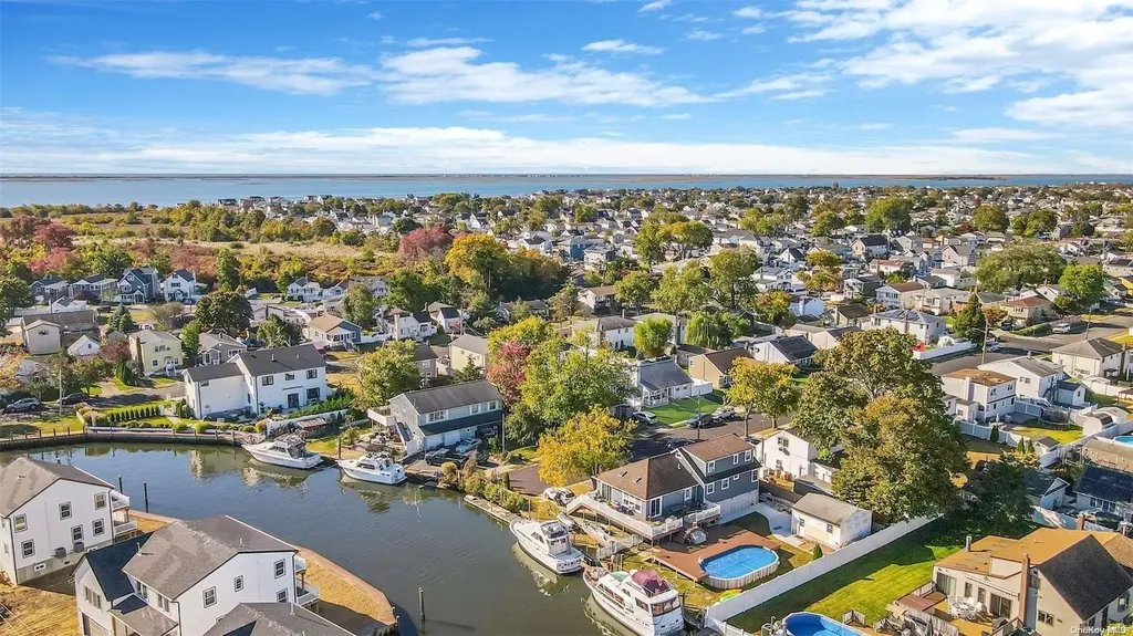 15 E Hampton Road Lindenhurst NY 11757